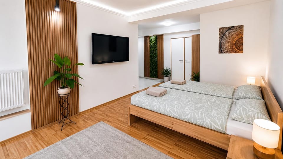 Bed, TV and multimedia, Photo of the whole room, Bedroom, towels