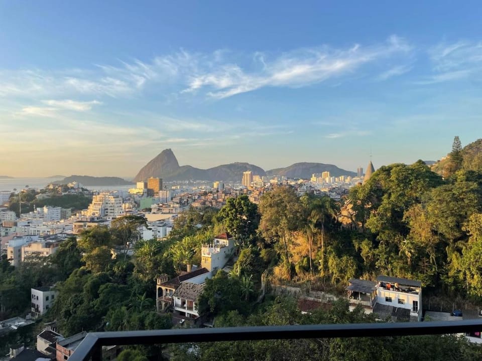 Stylish loft with balcony and view of Sugar Loaf Apartment in Santa Teresa