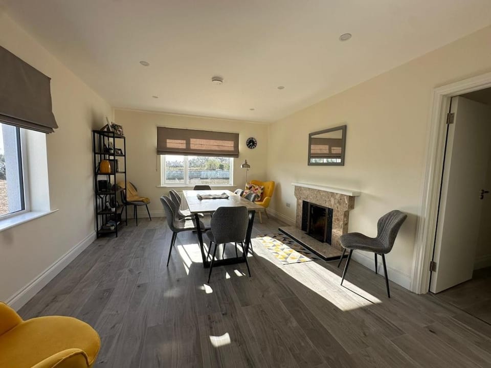 Seating area, Dining area