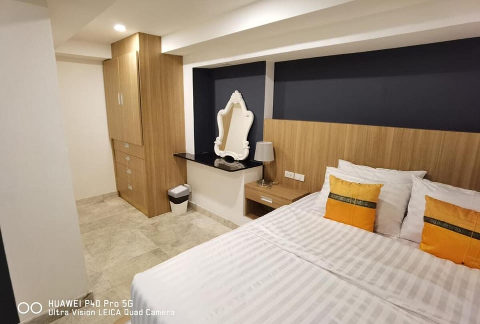 Photo of the whole room, Bedroom