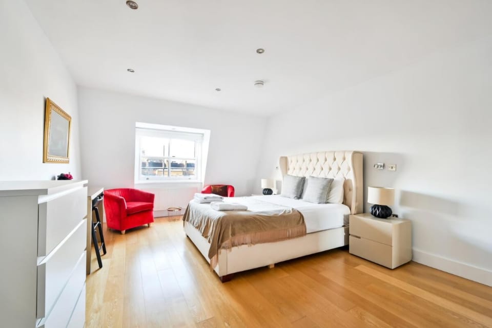 Bed, Photo of the whole room, Seating area, Bedroom