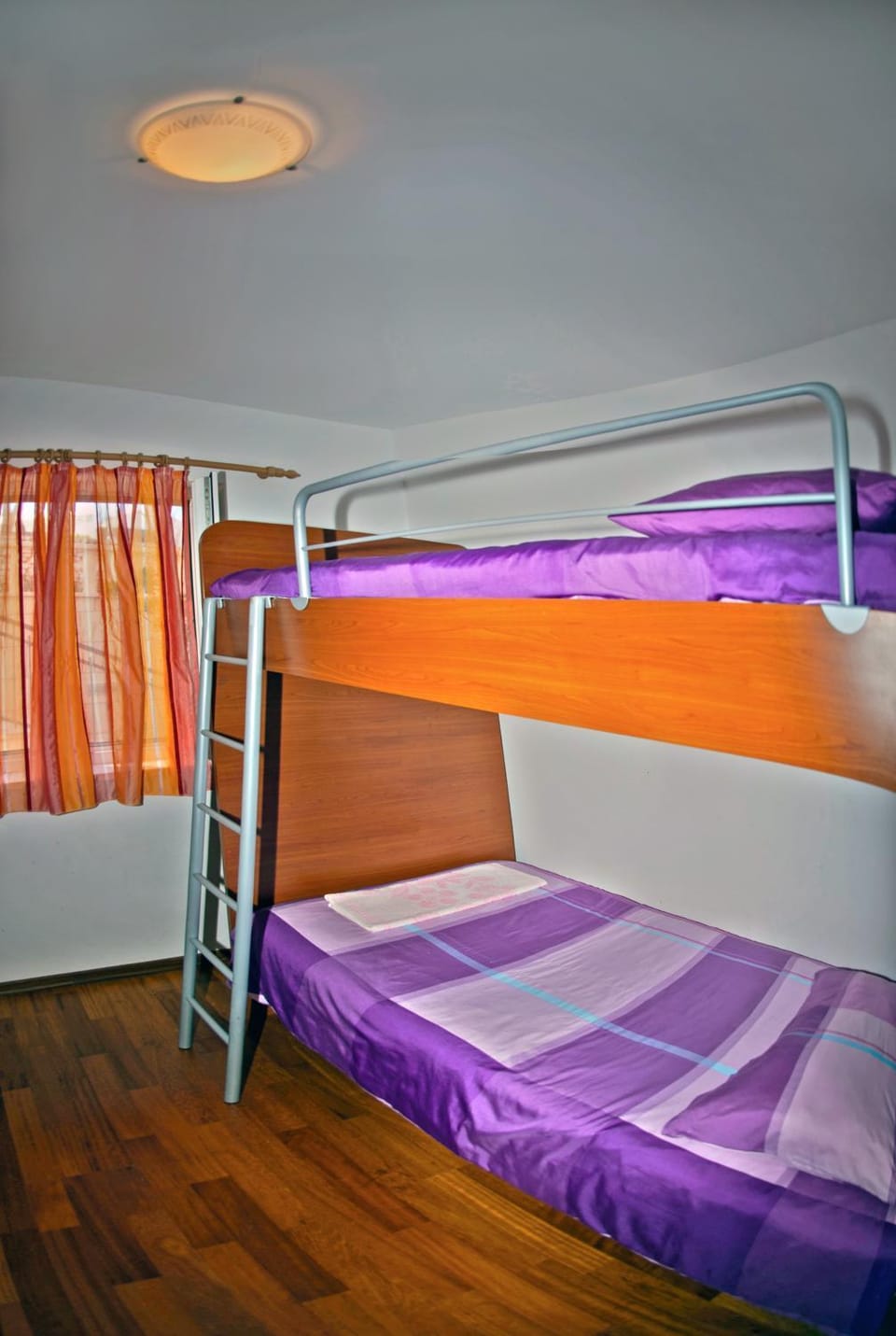 Bedroom, bunk bed