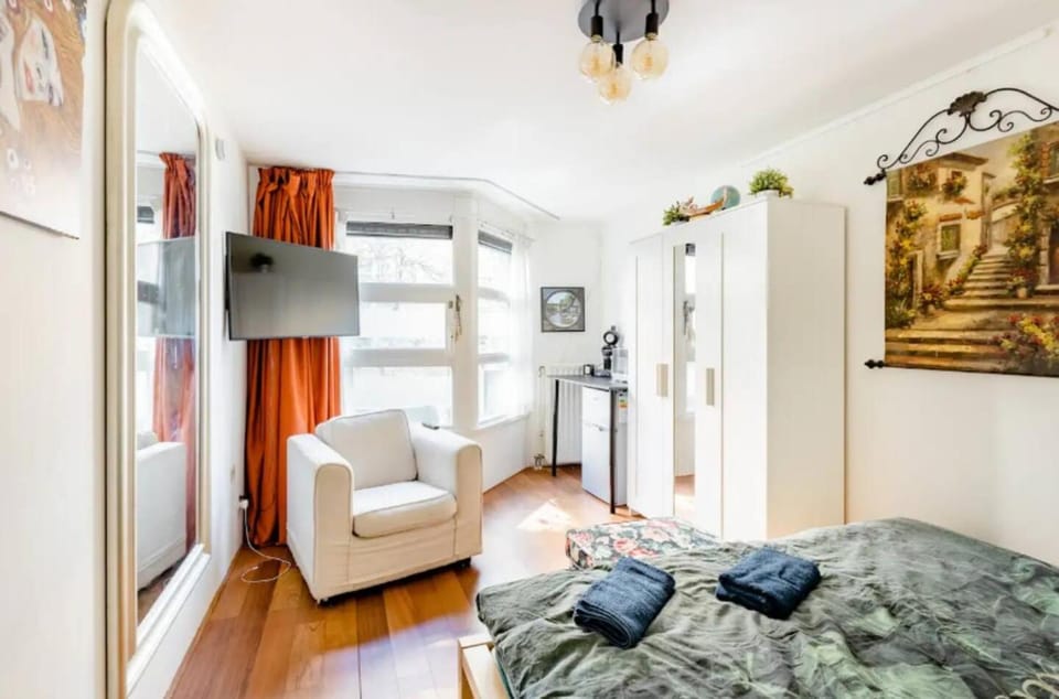 Bed, TV and multimedia, Photo of the whole room, Bedroom