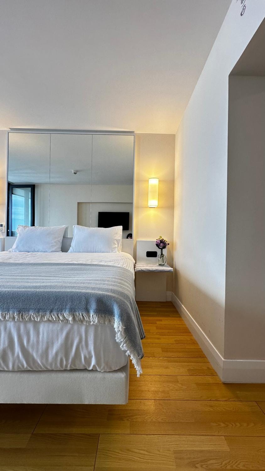 Bed, TV and multimedia, Photo of the whole room, Bedroom, towels