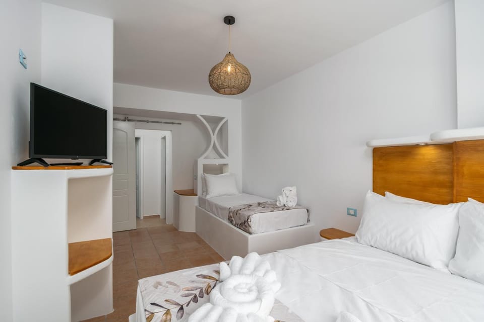 Bed, TV and multimedia, Photo of the whole room, Bedroom, towels