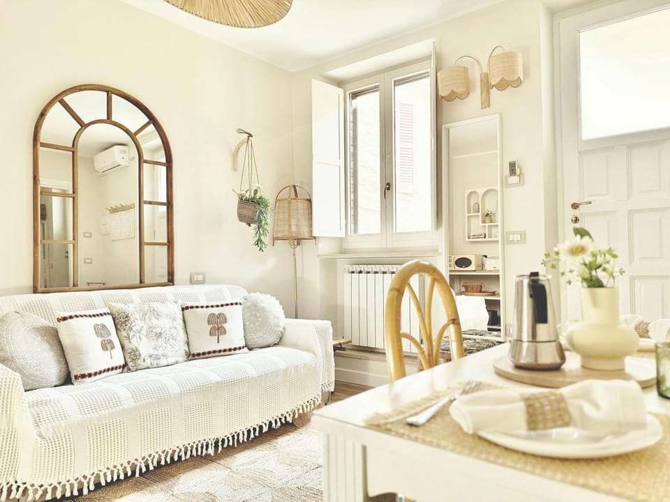 Bed, Living room, Photo of the whole room, Seating area, Dining area