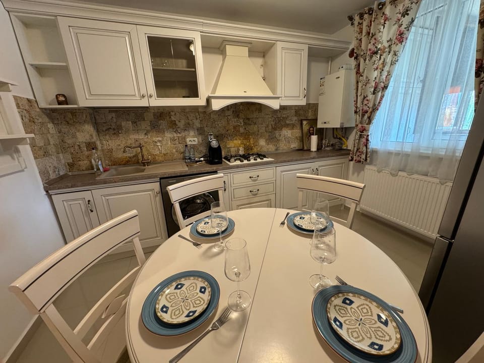 Kitchen or kitchenette, Dining area, dishwasher, stove