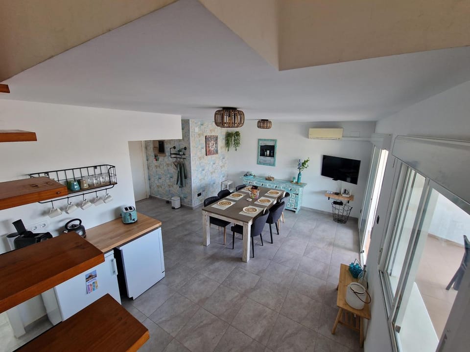 Kitchen or kitchenette, Dining area