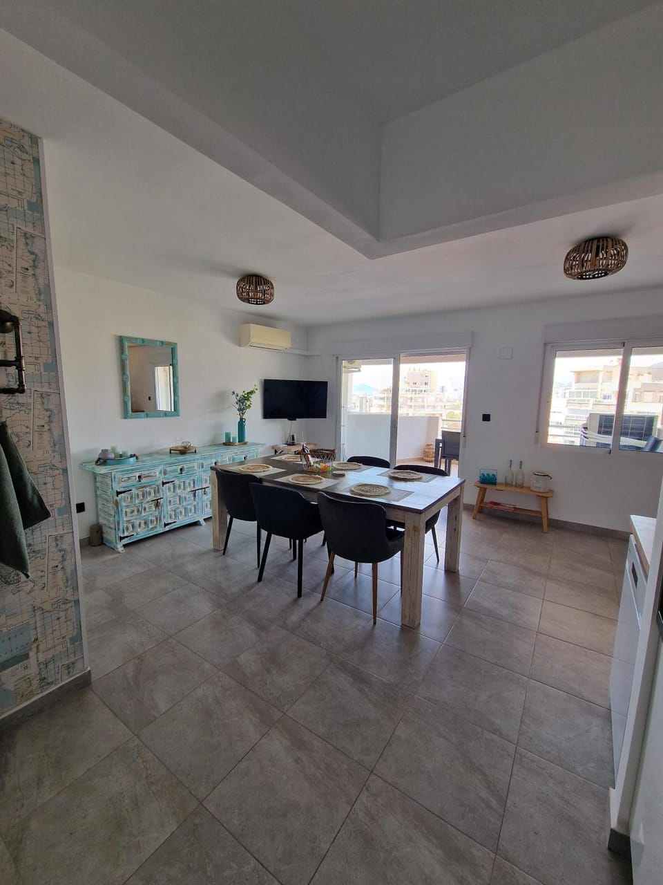 Kitchen or kitchenette, Dining area