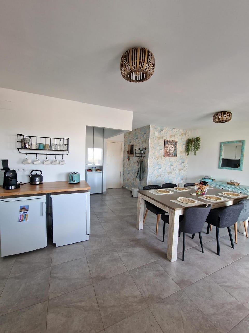 Kitchen or kitchenette, Dining area