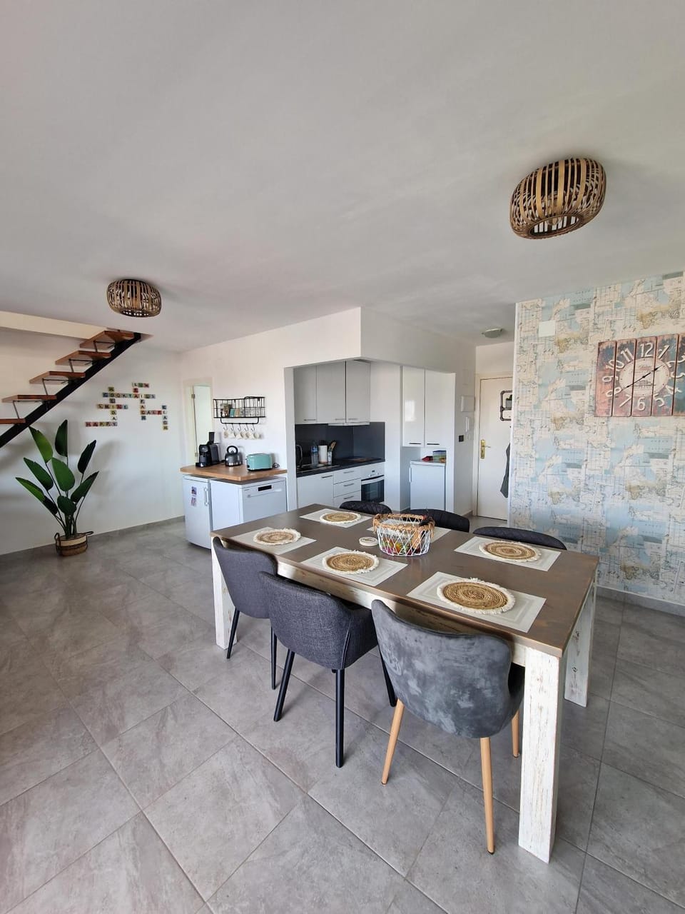Kitchen or kitchenette, Dining area