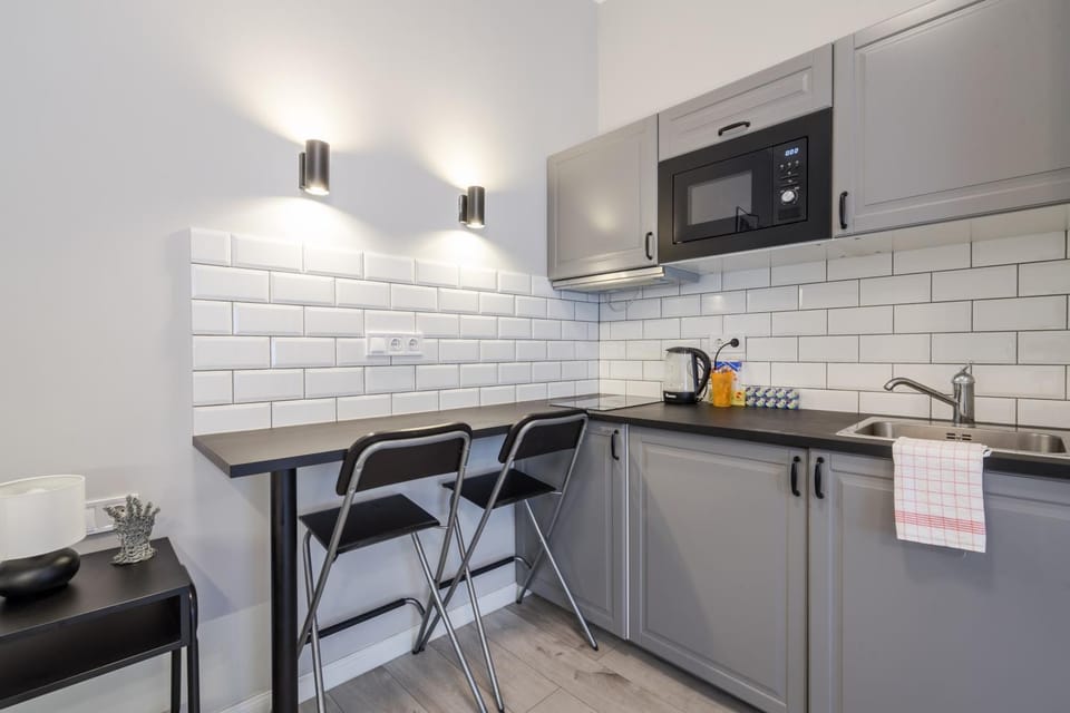 Kitchen or kitchenette, Seating area, Dining area, microwave, stove