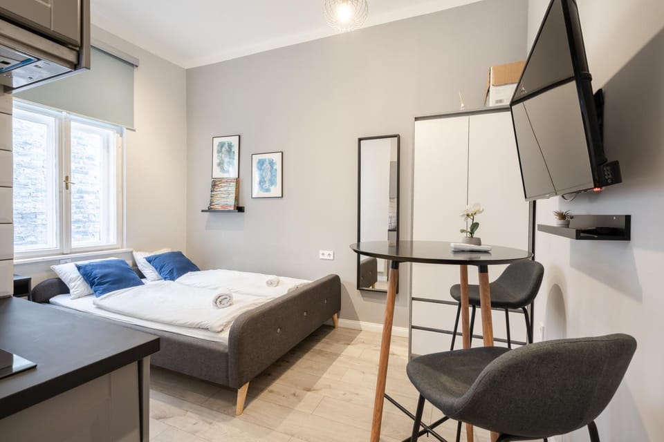 Bed, TV and multimedia, Photo of the whole room, Seating area, Bedroom, wardrobe