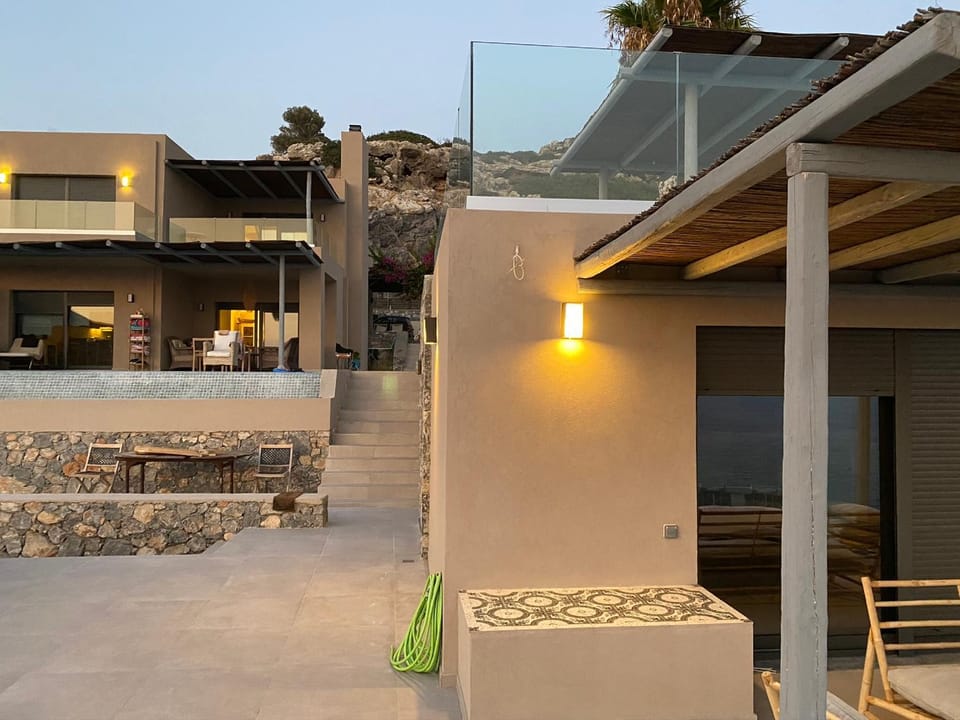 Property building, Patio, Day, Balcony/Terrace