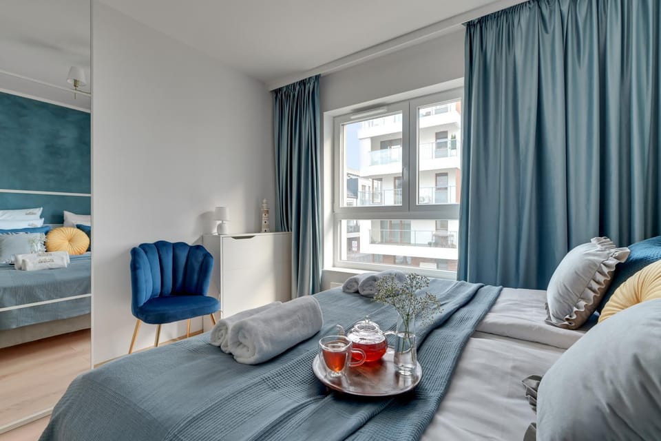 Bed, Photo of the whole room, Seating area, Bedroom, towels