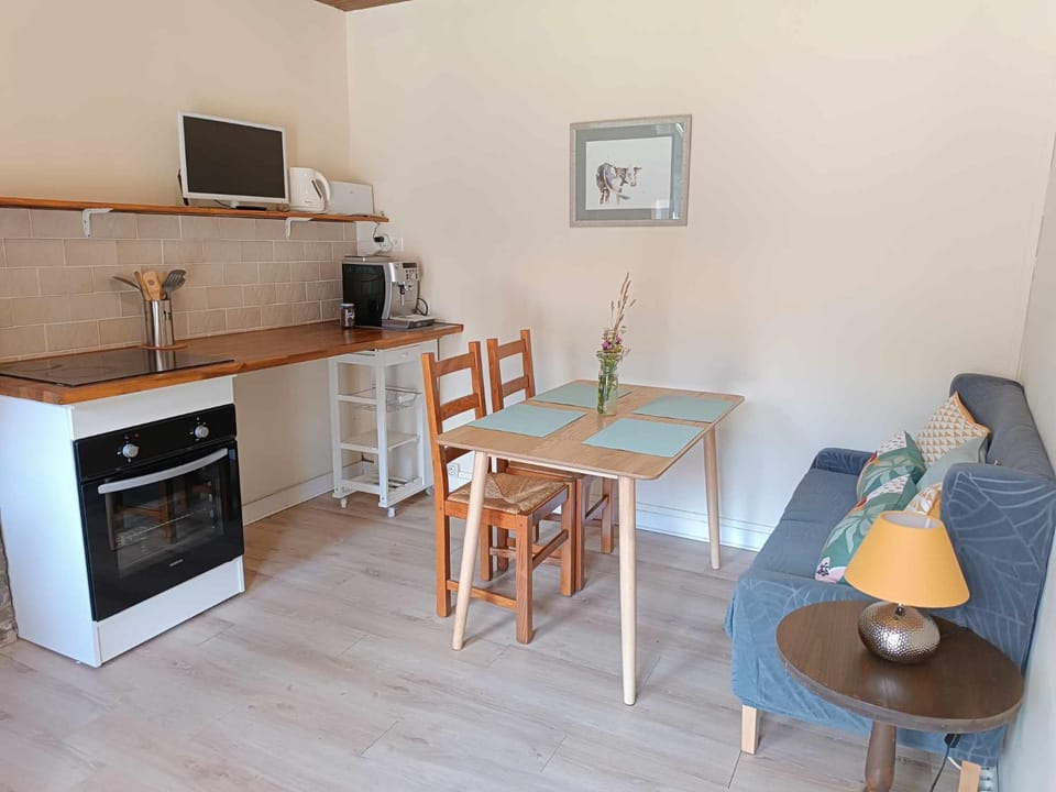 Living room, Dining area, stove