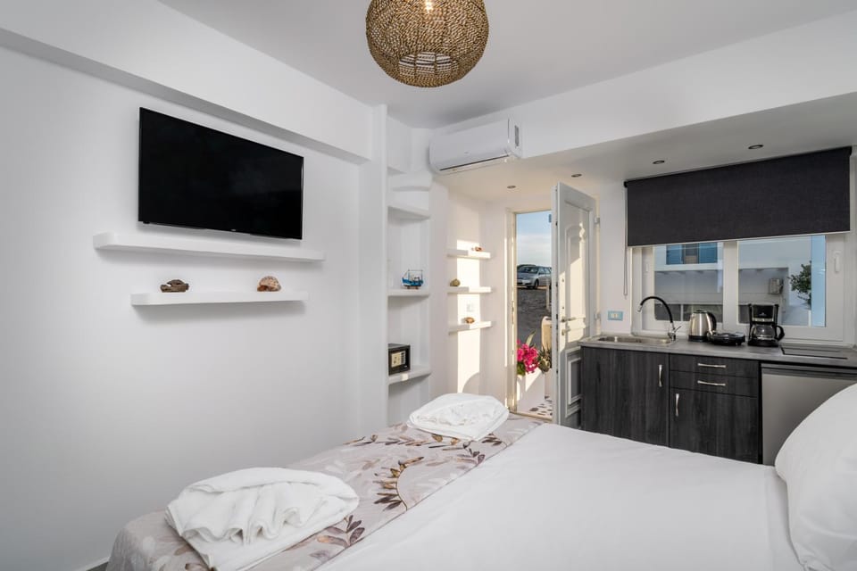 Bed, TV and multimedia, Bedroom, towels
