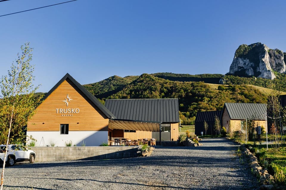 Property building, Natural landscape, Mountain view, Parking