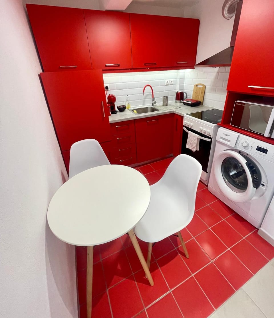 Kitchen or kitchenette, Dining area, oven, toaster, washing machine