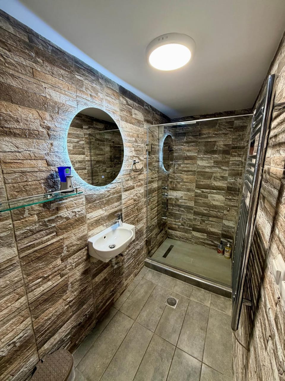 Modern Central Studio with Garden Apartment in Volos