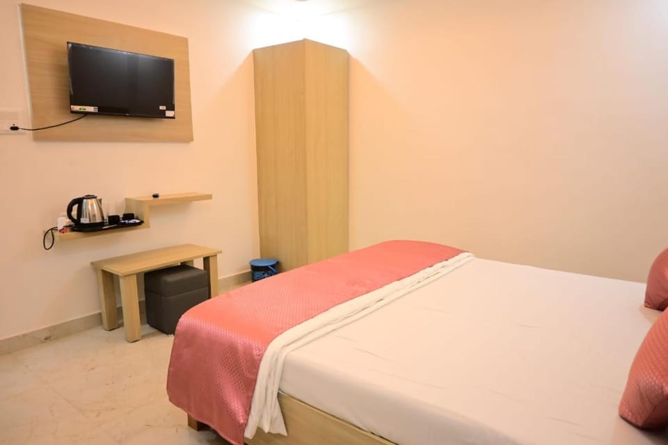 Bed, TV and multimedia, Photo of the whole room, Bedroom