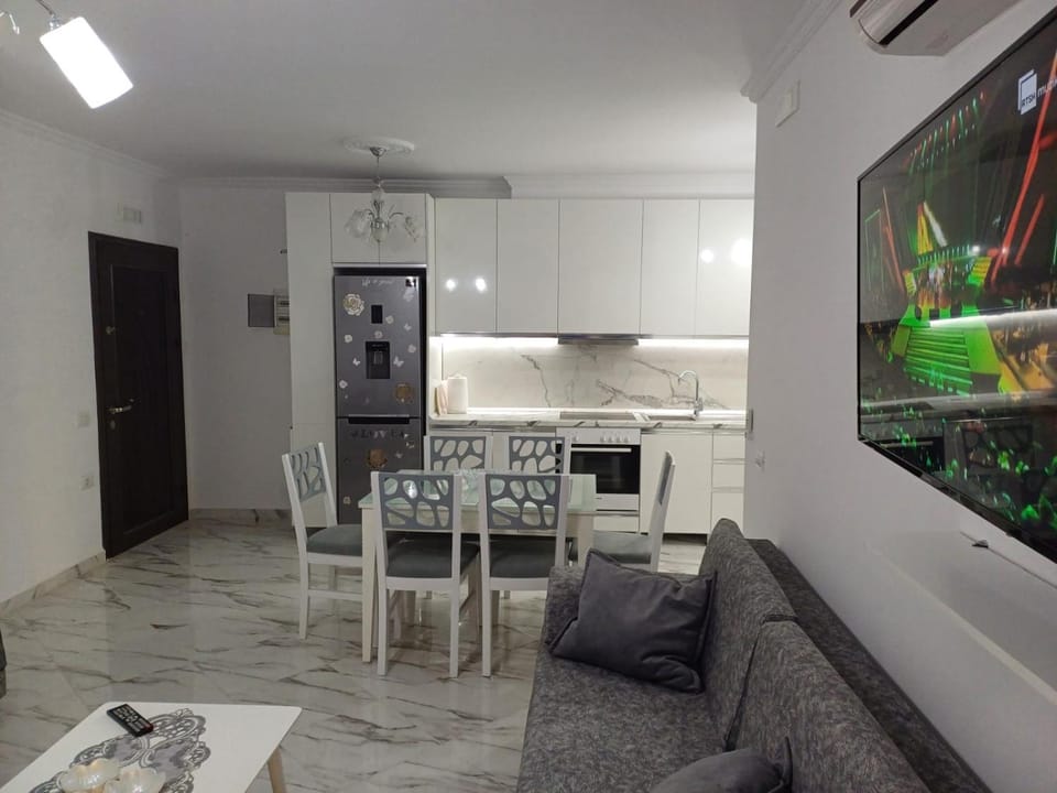 Kitchen or kitchenette, Seating area, Dining area