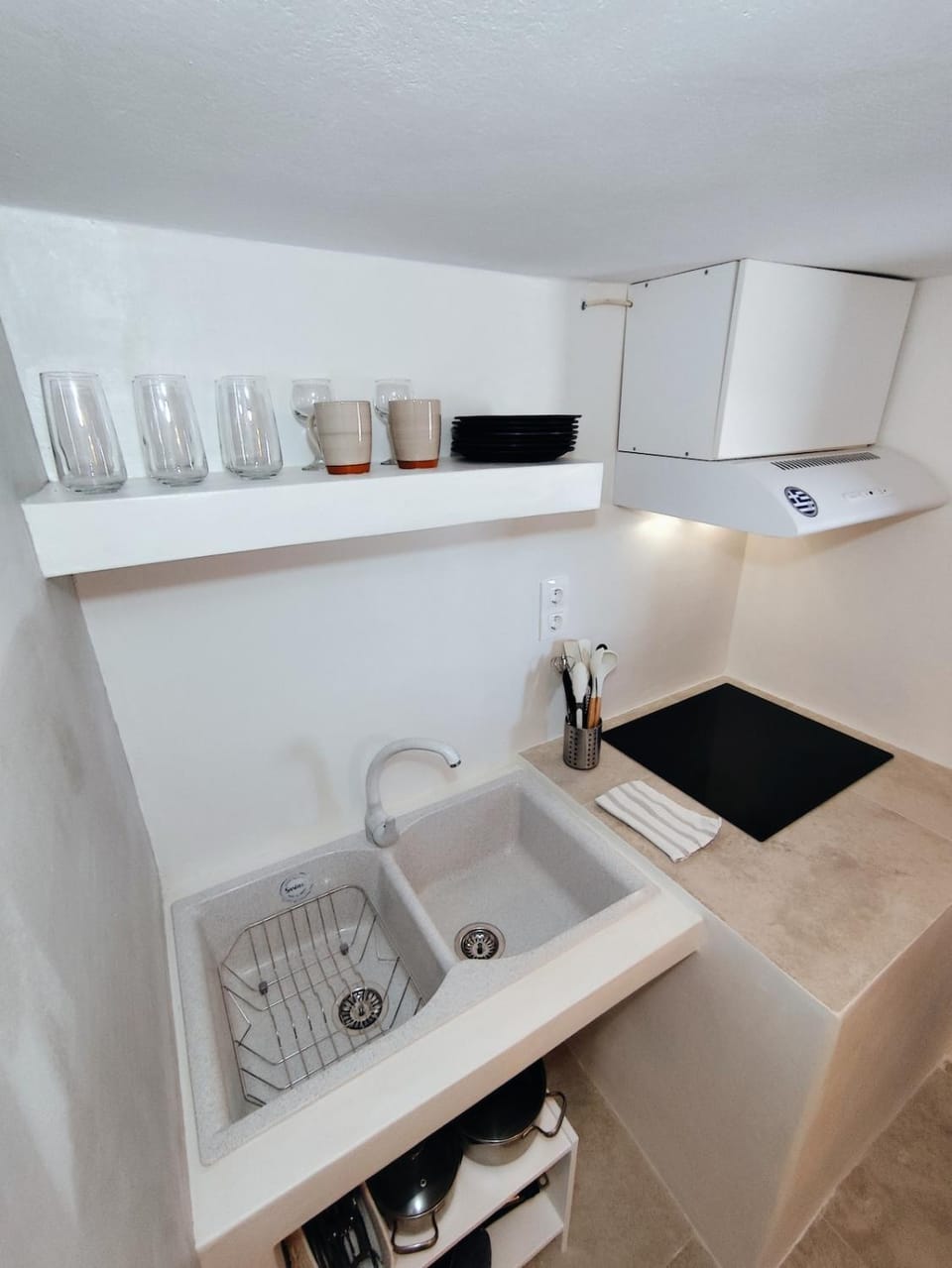 Kitchen or kitchenette, stove