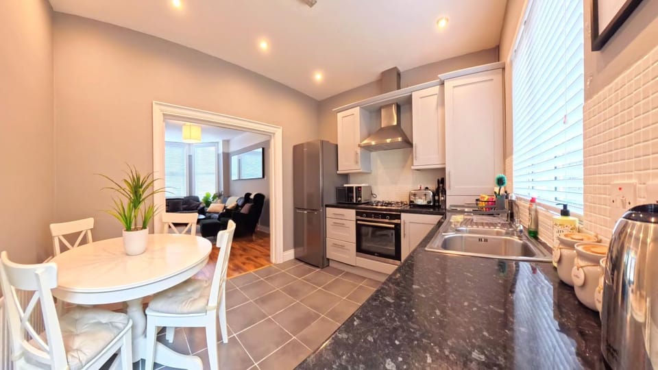 Kitchen or kitchenette, Seating area, Dining area, oven, stove