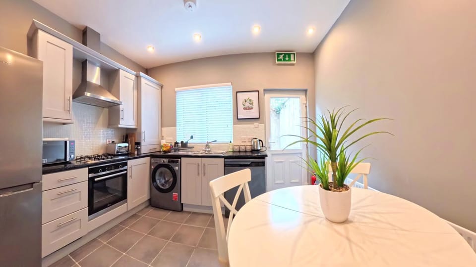 Kitchen or kitchenette, Dining area, dishwasher, oven, pet friendly, stove, toaster, washing machine, dryer