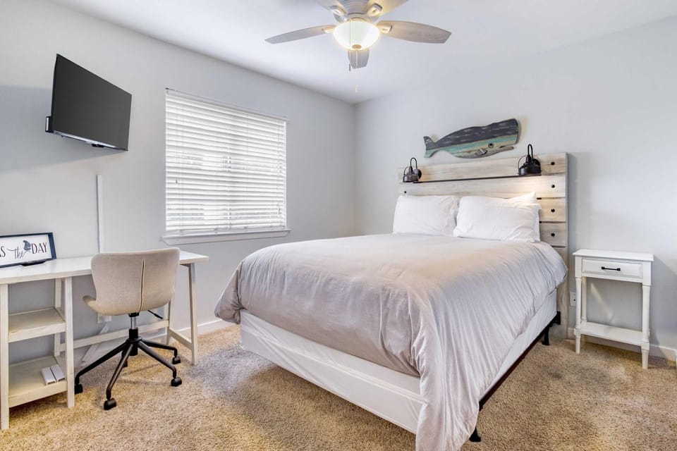 Bed, TV and multimedia, Bedroom