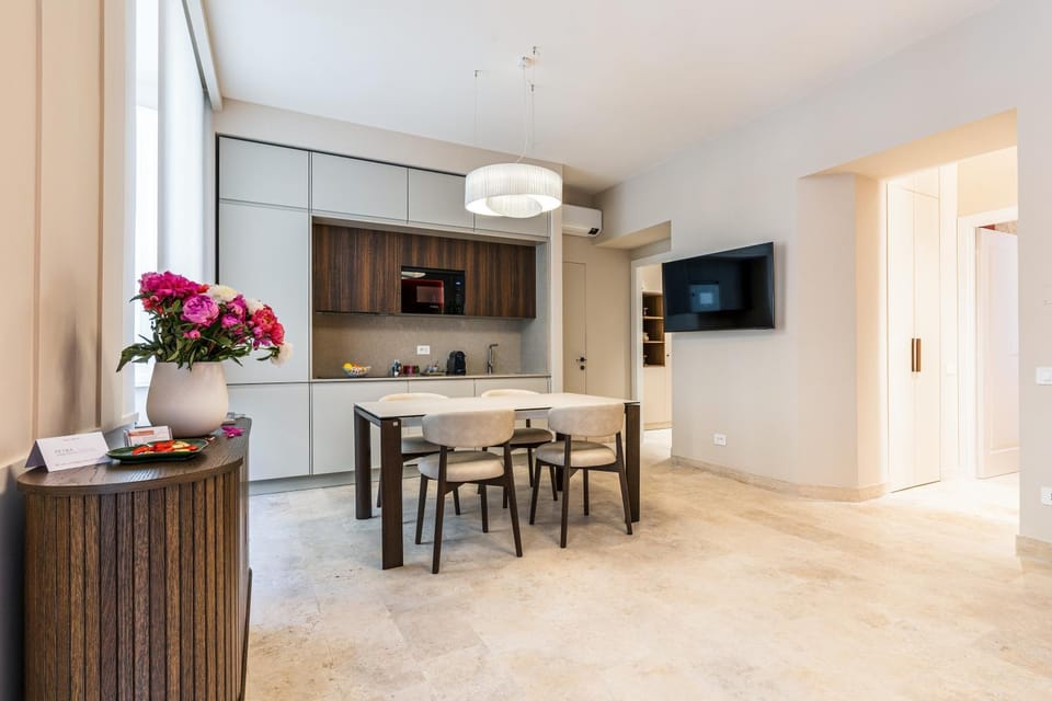TV and multimedia, Kitchen or kitchenette, Dining area, minibar