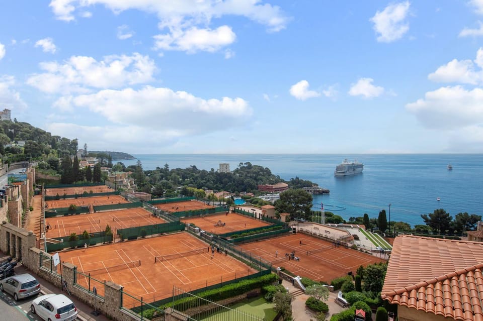 Neighbourhood, Tennis court, Location