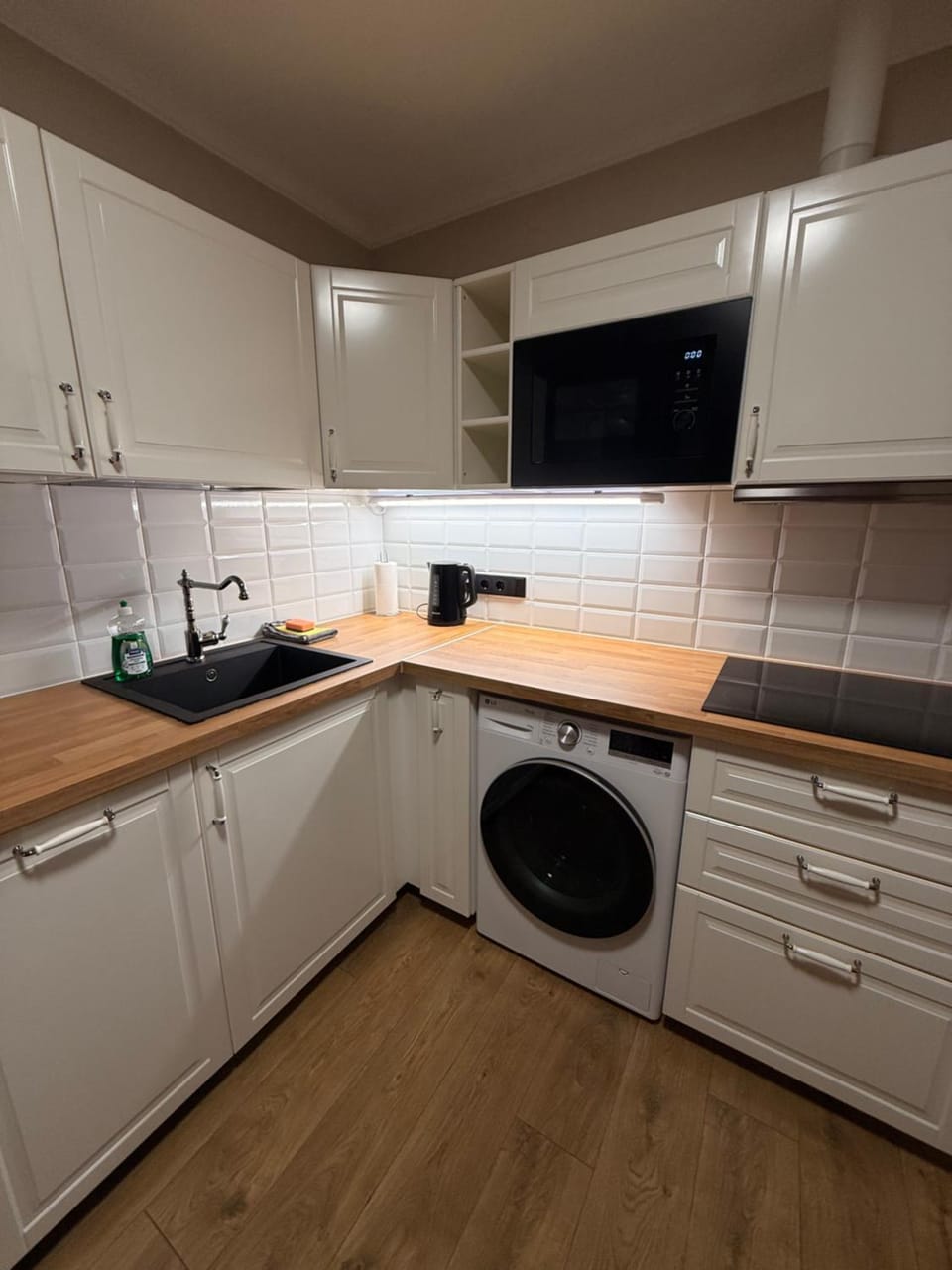 Kitchen or kitchenette, dishwasher, stove
