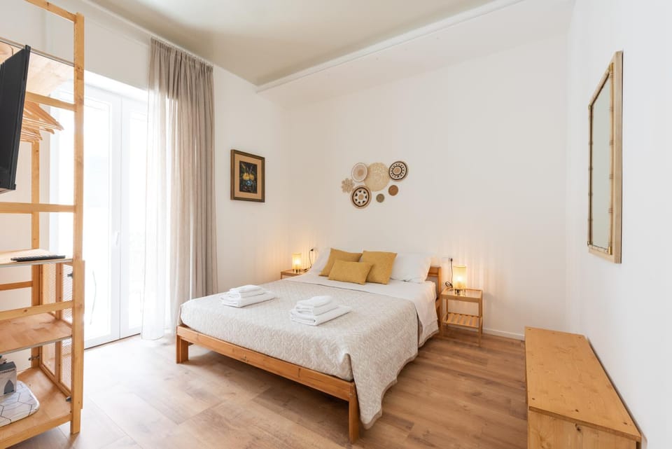 Bed, Bedroom, towels