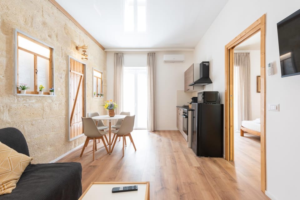 Communal lounge/ TV room, Kitchen or kitchenette, Living room, Seating area, Dining area, oven