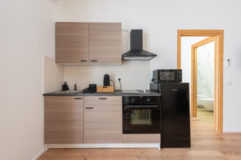 Coffee/tea facilities, Kitchen or kitchenette, oven, stove