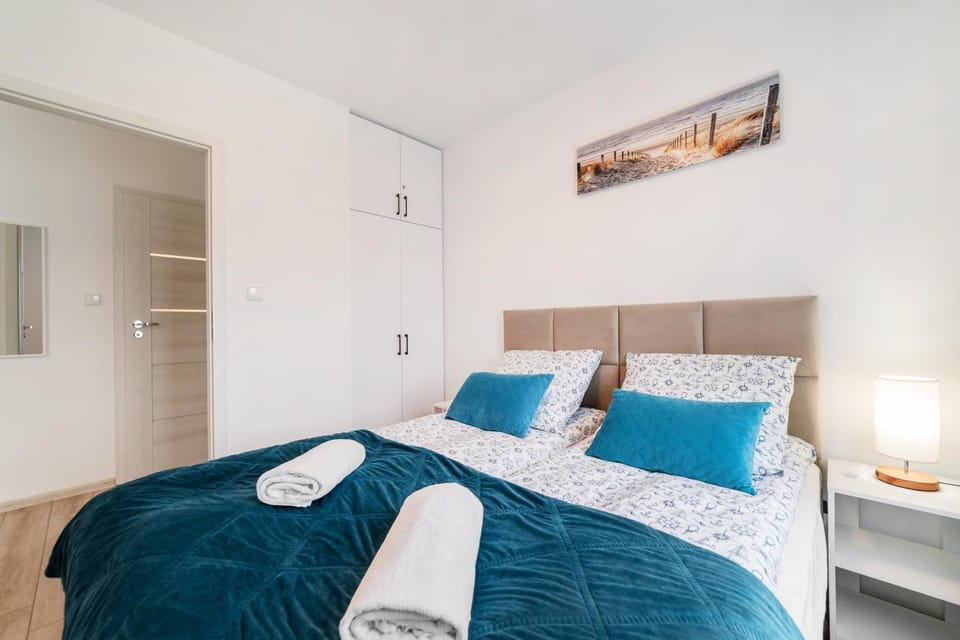 Bed, Bedroom, towels, wardrobe