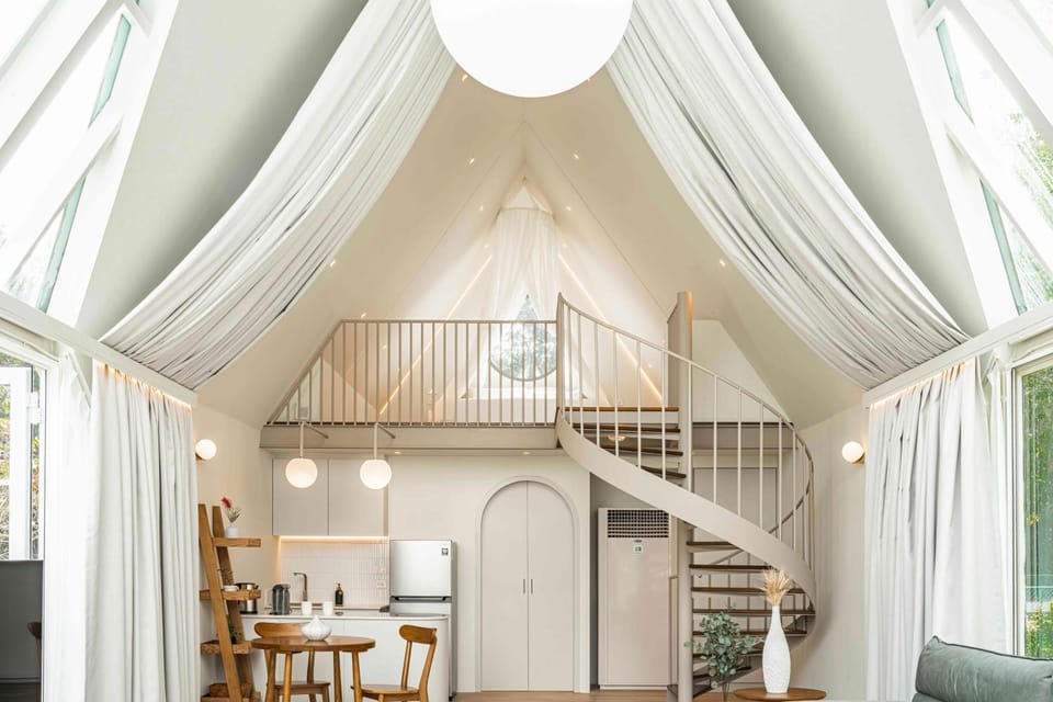 Kitchen or kitchenette, Living room, Seating area, Dining area