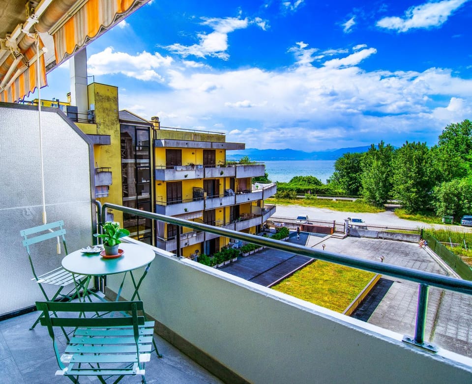 Property building, Day, Natural landscape, View (from property/room), Balcony/Terrace, Dining area, Lake view