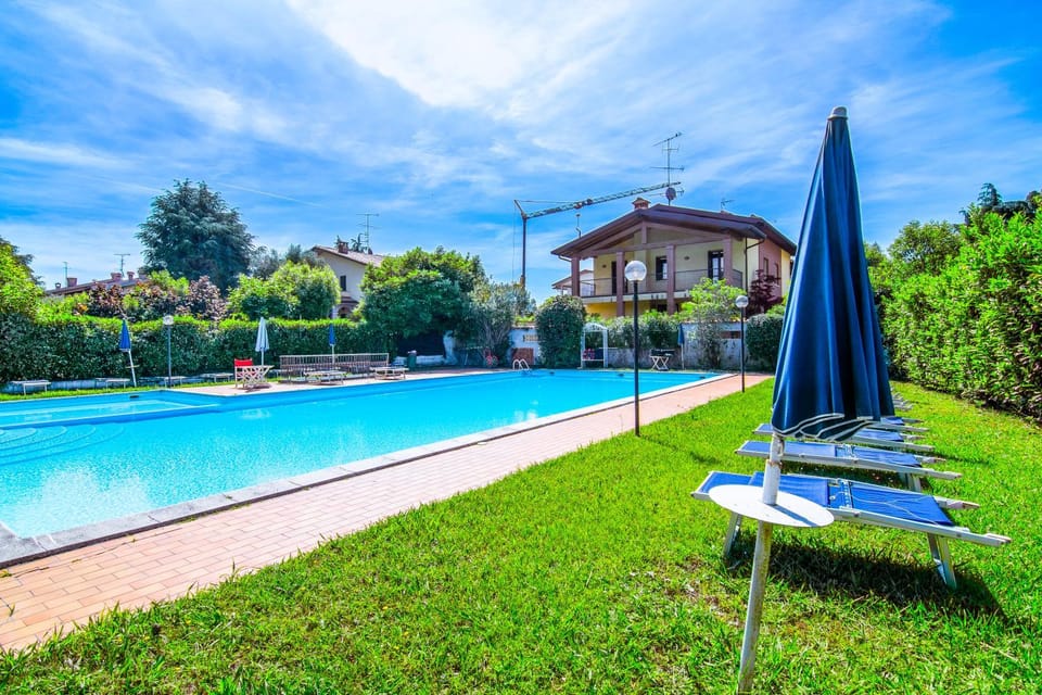 Swimming pool, sunbed