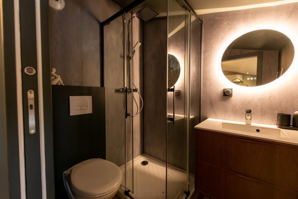 Shower, Toilet, Bathroom, towels