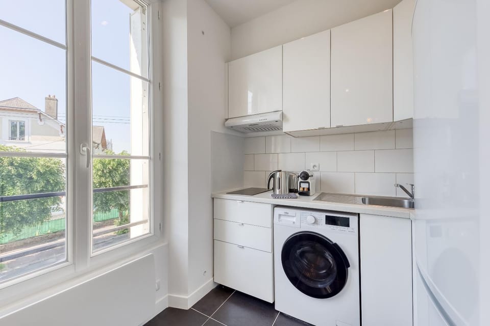 Coffee/tea facilities, Kitchen or kitchenette, stove, toaster, washing machine