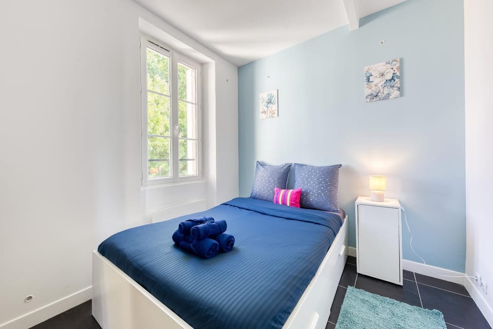 Bed, Photo of the whole room, Bedroom, towels