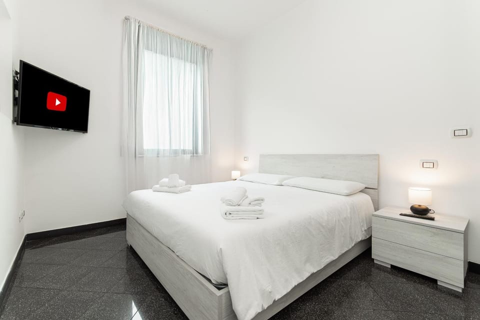 Bed, TV and multimedia, Bedroom, towels