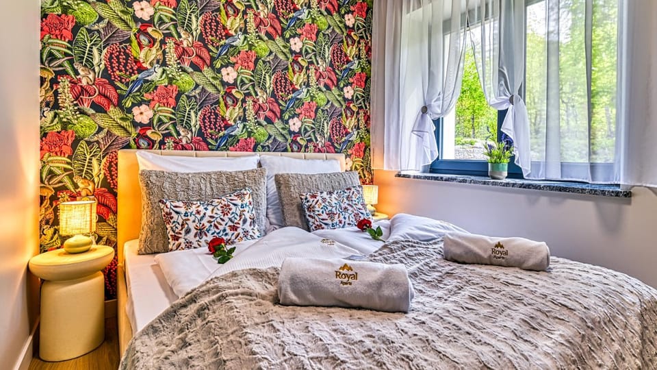 Bed, Bedroom, towels