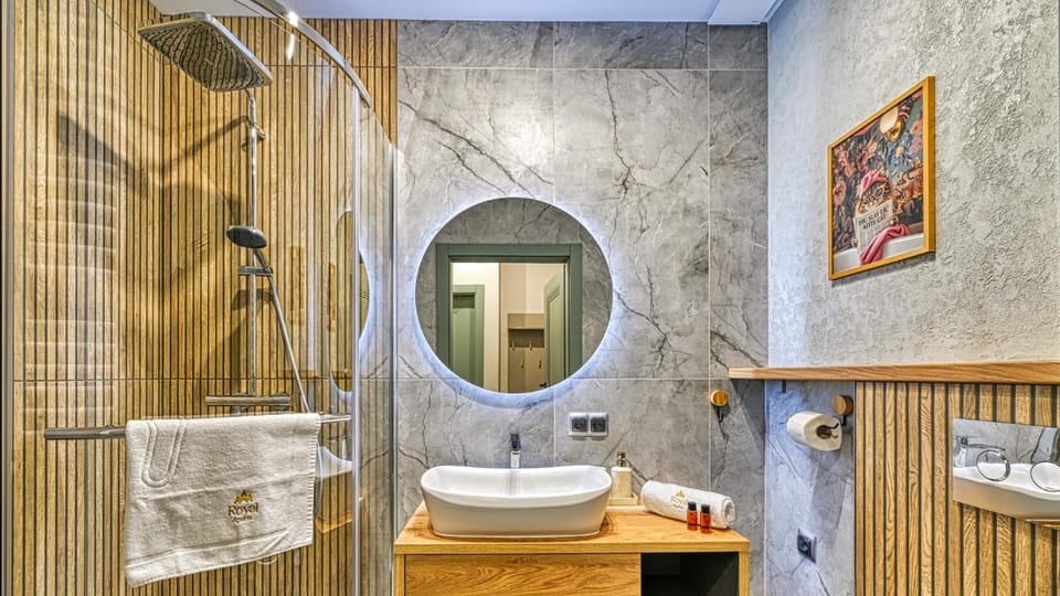 Shower, Toilet, Bathroom, towels