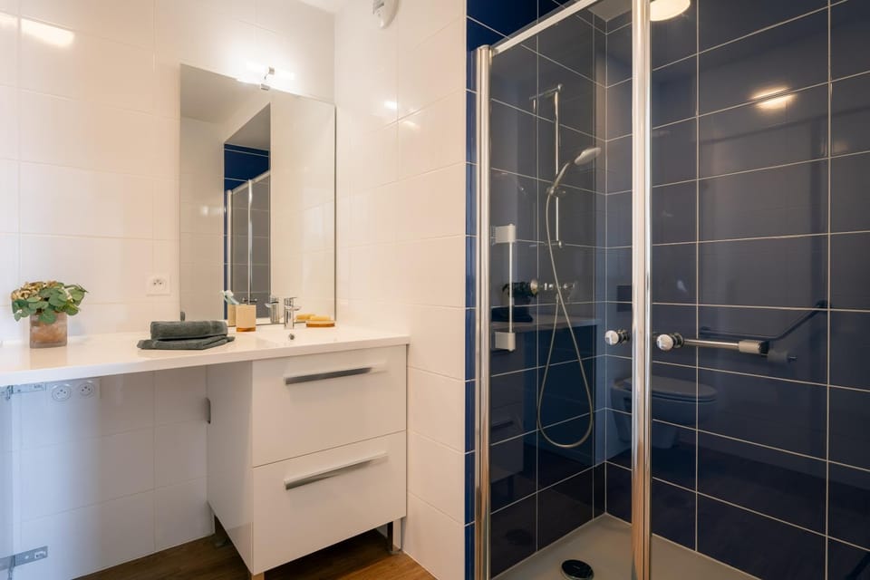 Shower, Bathroom, towels