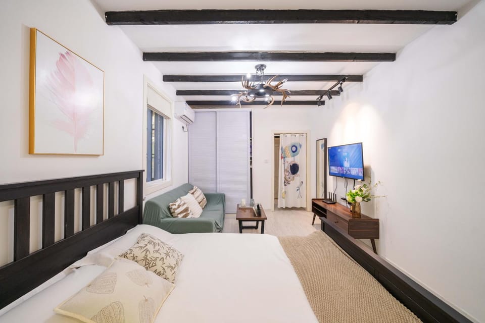 Bed, TV and multimedia, Living room, Photo of the whole room, Seating area, Bedroom, wardrobe