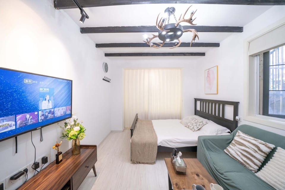Bed, TV and multimedia, Living room, Photo of the whole room, Seating area, Bedroom