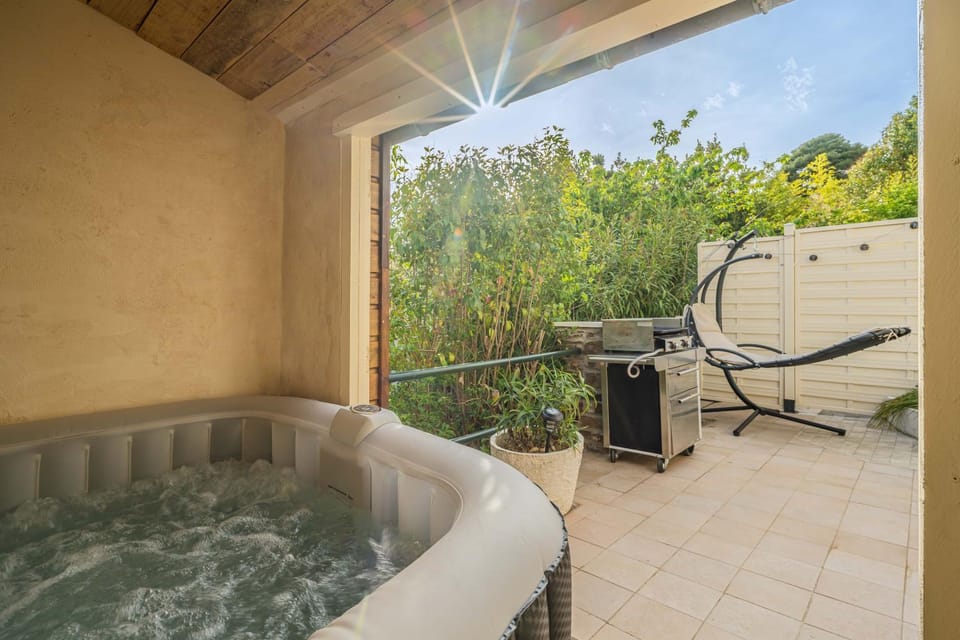 Patio, Garden, Garden, Hot Tub, Hot Tub, Spa and wellness centre/facilities